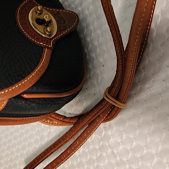 Vintage Mini-Dooney & Bourke Crossbody  Purse 6" W X 4 1/2" H (32) - Picture 3 of 12
